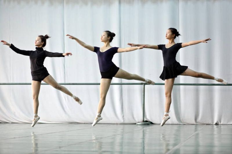 Estudiantes de la escuela de ballet de Vietnam practican durante la conmemoración del día internacional de la mujer. 