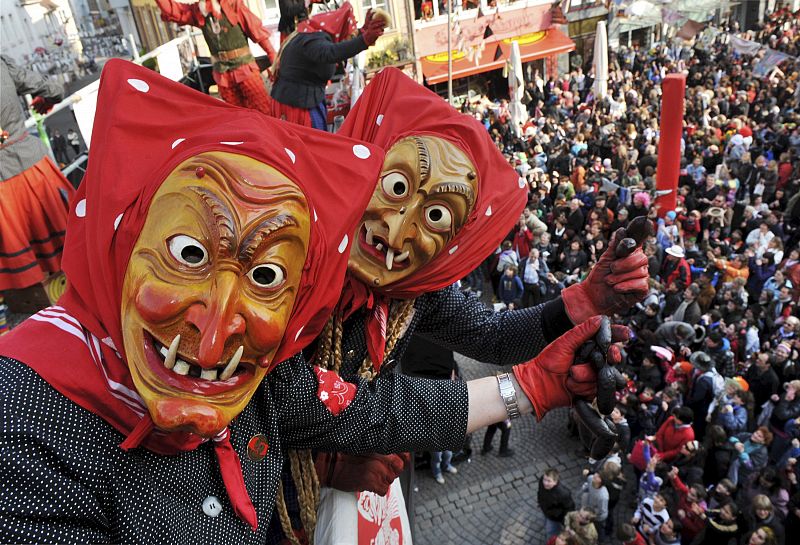 BRUJAS DISTRIBUYEN COMIDA EN EL CARNAVAL EN ALEMANIA