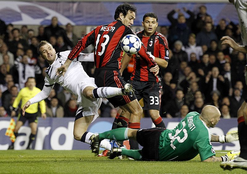 El jugador holandés del Tottenham, Van der Vaart, junto al italiano Nesta durante el choque de Londres.