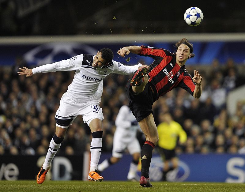 El jugador del Tottenham Hotspur Sandro lucha con Ibrahimovic por un balón.