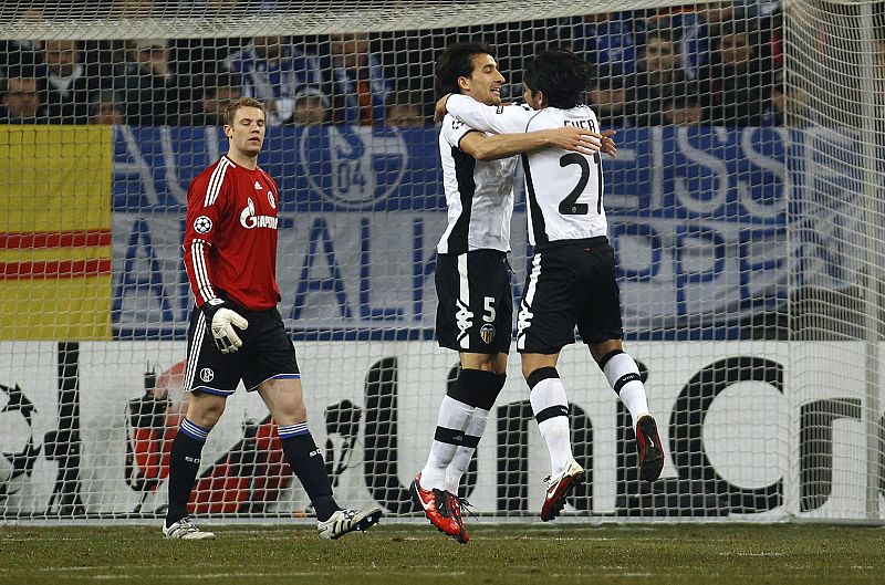 Topal y Banega celebran celebran el gol que adelantó al Valencia en Gelsenkirchen.