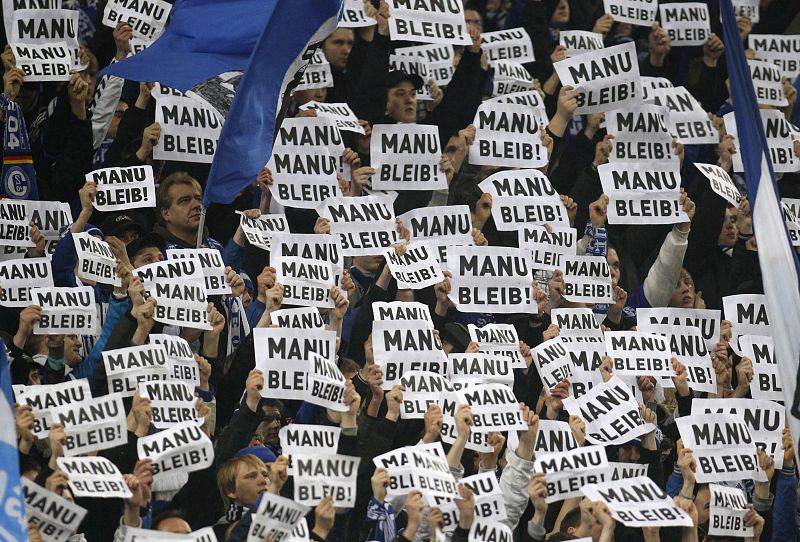 Aficionados del Sshalke 04 piden a su portero Neur su permanencia en Gelsenkirchen antes del partido frente al Valencia.