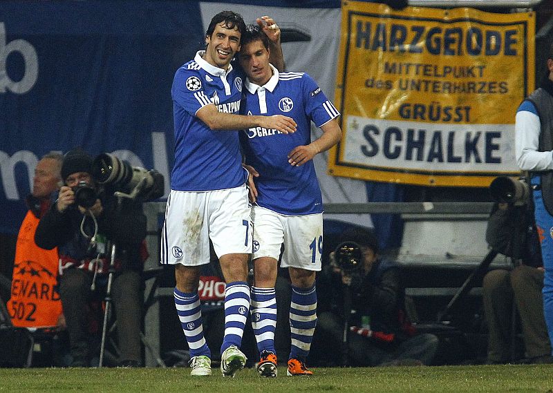 El delantero Gavranovic es felicitado por Raúl tras la ejecución del segundo gol de los alemanes.