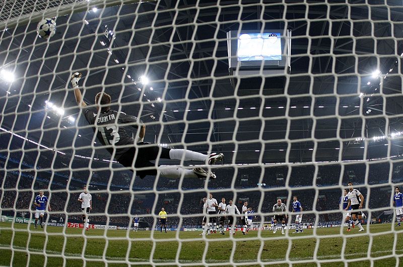 Instantánea del gol de Farfan entrando en la portería defendida por Guaita.