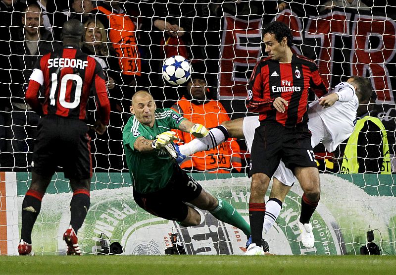 Rafael Van Der Vaart (d) del Tottenham Hotspur lucha por el balón con Clarence Seedorf (i), Christian Abbiati (c) y Alessandro Nesta (2d) del AC Milan.