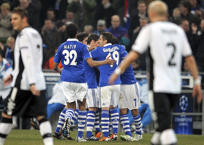 Los jugadores del Schalke 04 celebran el gol de su compañero Jefferson Farfan que supuso el 1-1.