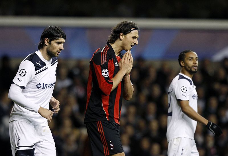 Ibrahimovic se lamenta entre Corluka y Assou-Ekotto tras fallar una ocasión.