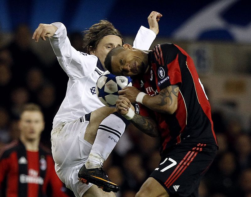 El milanista Boateng pugna con 'la garza' Modric.