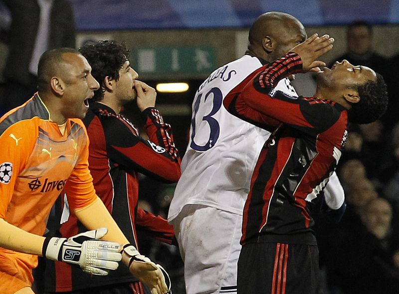 El brasileño Robinho se desespera tras la enésima ocasión fallada por su equipo.