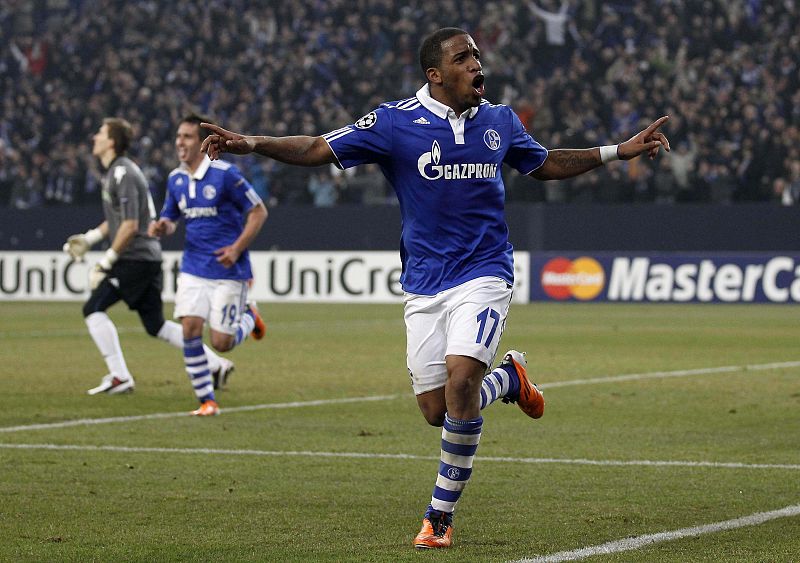 El peruano Jefferson Farfan celebra su segundo gol, el tercero del Schalke 04, que sellaba la clasificación.