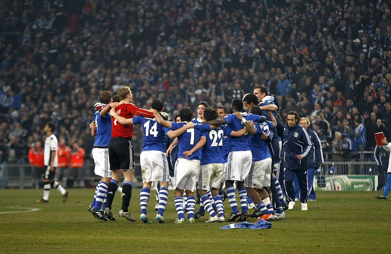 Los jugadores del Schalke 04 celebran la clasificación.