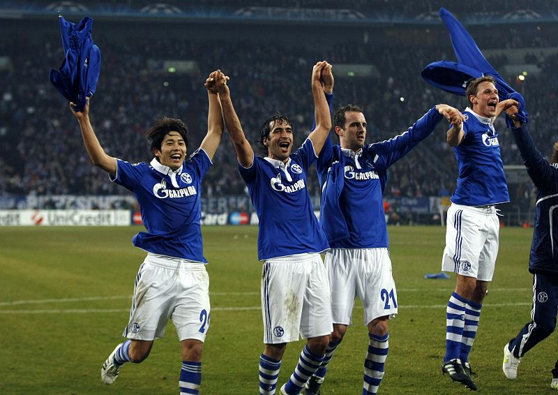 Uchida, Raul, Metzelder y Hoewedes dedican a su público la segunda clasificación del Schalke 04 a unos cuartos de final de la Champions.