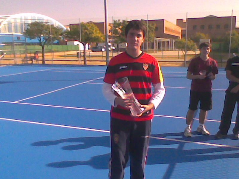 Levantando mi primer trofeo de tenis de Sevilla