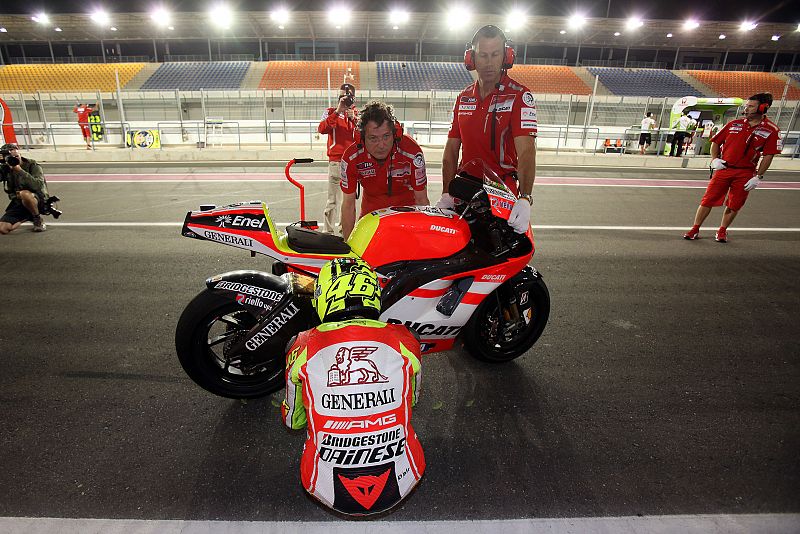 Rossi haciendo su ritual previo al comienzo de los test.