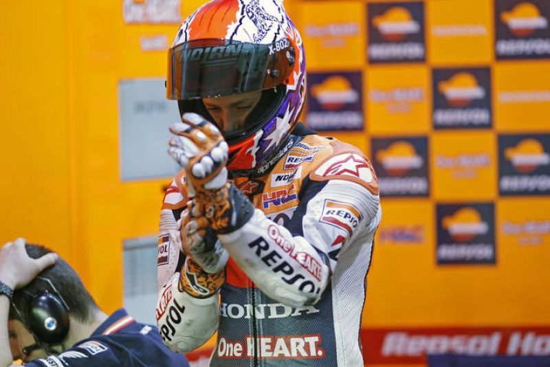 Casey Stoner preparándose antes de empezar a rodar.