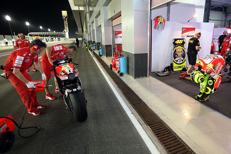 'Il Dottore' calienta antes de subir a su moto.