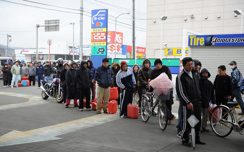 JAPONESES ESPERAN PARA RECOGER GASOLINA EN SENDAI