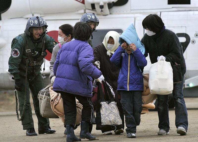 SUPERVIVIENTES DEL TSUMANI SON EVACUADOS EN HELICÓPTERO HASTA KESENNUMA