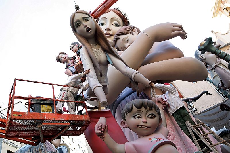 Los trabajadores del taller del artista José Joaquín Lafarga montan una de las figuras en la falla de la Plaza del Pilar.