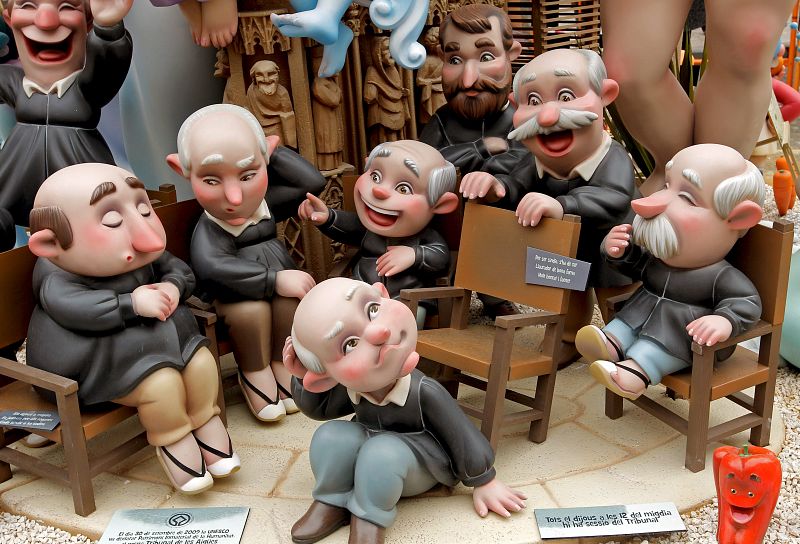 Un grupo de expresivos ninots de la falla infantil.