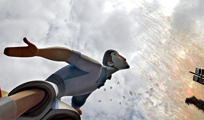 Una de las figuras principales de la falla de la Plaza del Ayuntamiento parece seguir de cerca el disparo de la mascletá.