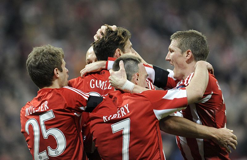 El delantero del Bayern Munich Mario Gomez celebra su gol contra el Inter de Milán con sus compañeros.