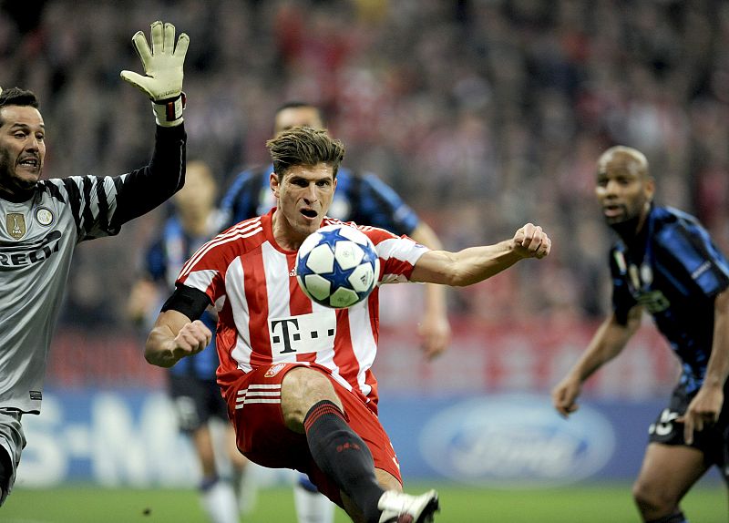 El delantero del Bayern Munich Mario Gomez marca el 1-1 contra el Inter de Milán.