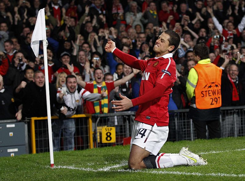 El 'Chicharito' celebra en el córner su tanto al Marsella.