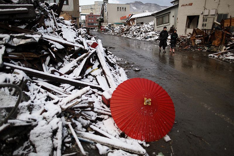 En algunos lugares, como en la localidad de Kamaishi, en la prefectura de Iwate, la nieve lo complica todo