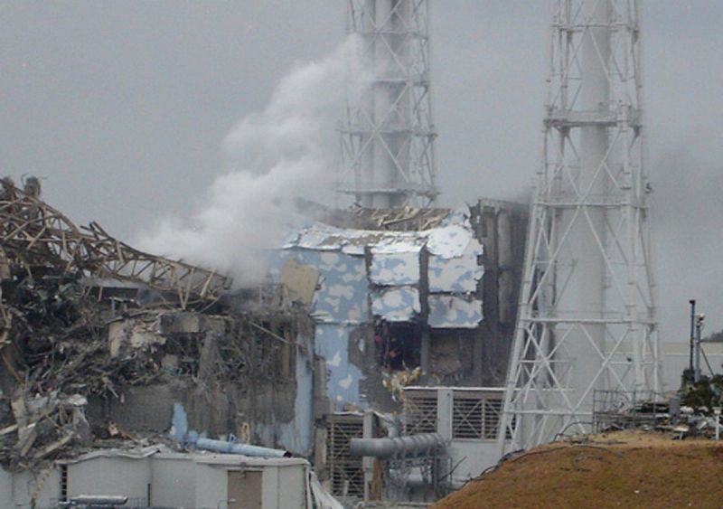 Imagen de los reactores 3 y 4 de la central nuclear de Fukushima, tomada el 15 de marzo