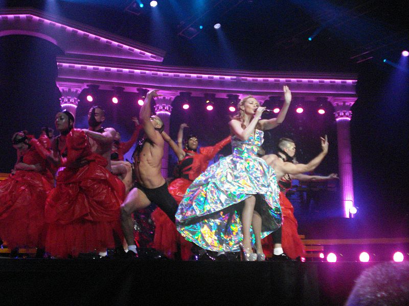 Kylie Minogue y sus bailarines
