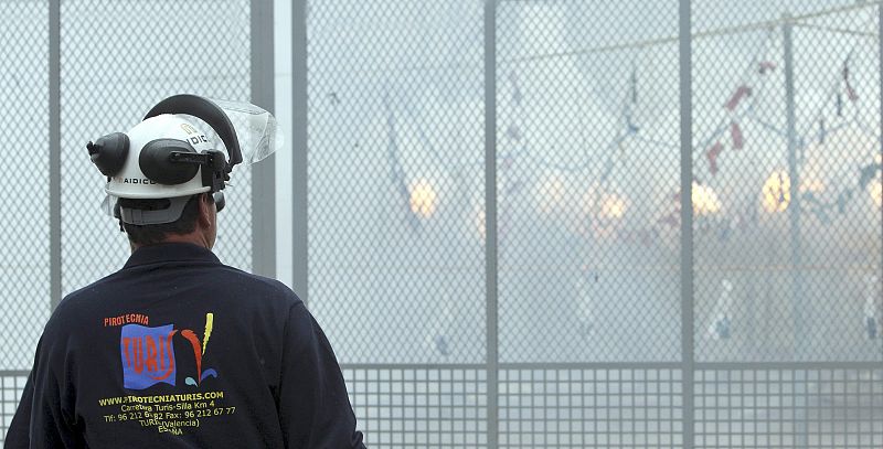 Uno de los especialistas de Pirotecnia Turís, durante el disparo de la mascletá.