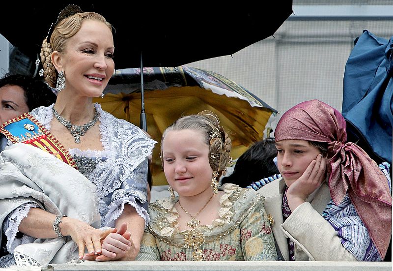 Carmen Lomana, fallera mayor de Paseo de la Alameda - Avenida de Francia, en el balcón del Ayuntamiento de Valencia donde ha acudido para seguir el disparo de la mascletá.