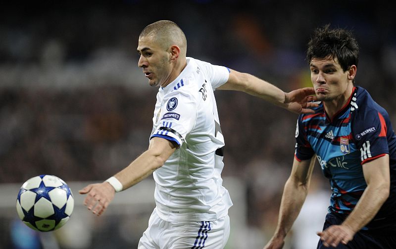 Benzema lucha con Lovren.