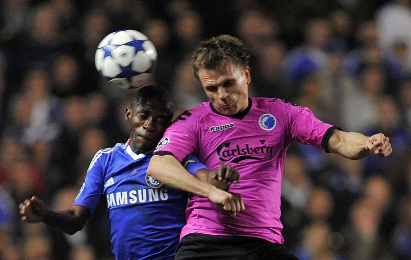 Gronkjaer remata defendido por Ramires.