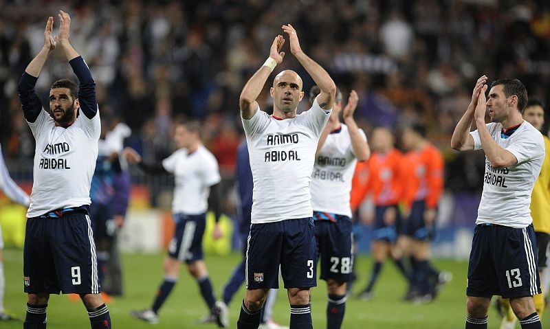 Los jugadores del Olympique de Lyon, con las camisetas en homenaje a Abidal al final del partido.