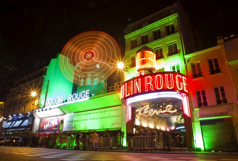 Aspecto de la fachada del cabaret Moulin Rouge en París (Francia) con su especial iluminación verde por el Día de San Patricio, santo patrono de los irlandeses