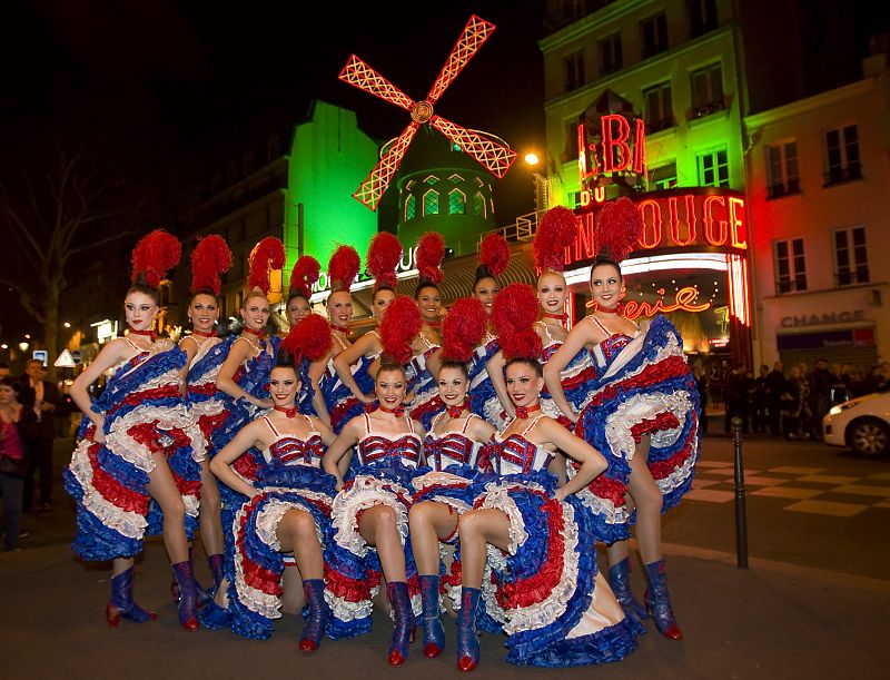 Bailarinas francesas de cancan posan frente al Moulin Rouge en París (Francia) con motivo del Día de San Patricio