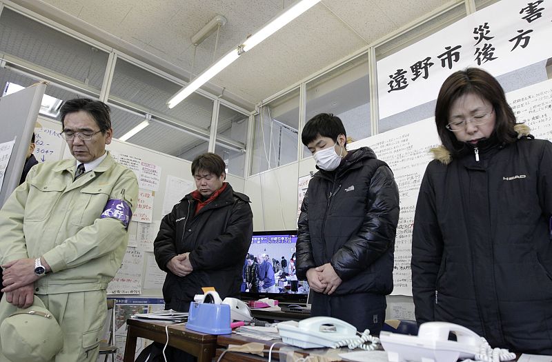 Empleados del ayuntamiento de Tono, al norte del país, rinden homenaje a los muertos en el terremoto