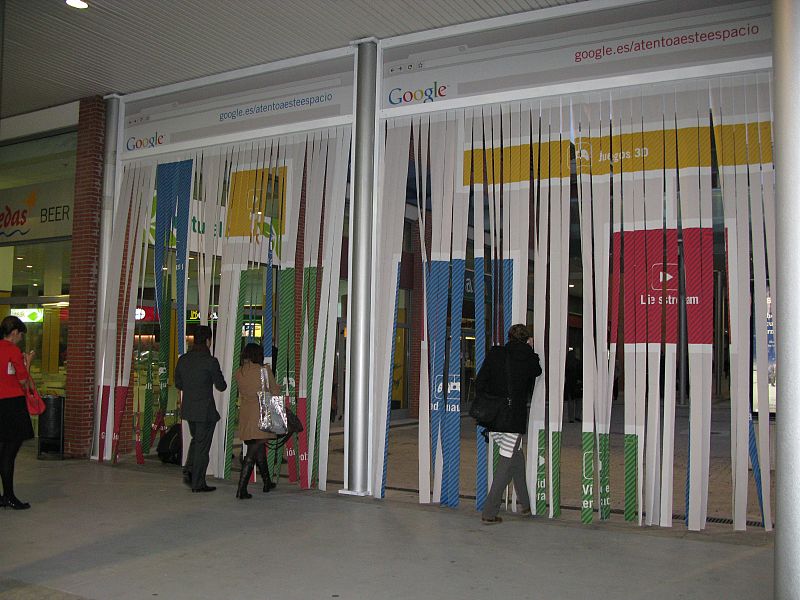 Varias personas salen de la Feria de Comercio Electrónico que se ha celebrado en el IFEMA