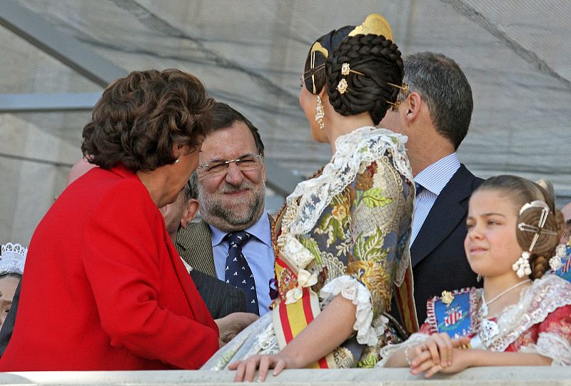 Mariano Rajoy gesticula ante Francisco Camps y la alcaldesa de Valencia, Rita Barberá, en el balcón del Ayuntamiento.