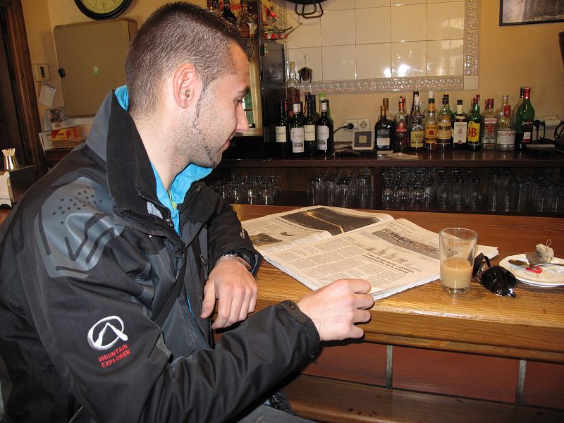 Daniel, que trabaja en Unión Fenosa, se informa de la situación de Fukushima mientras toma un café en Trillo