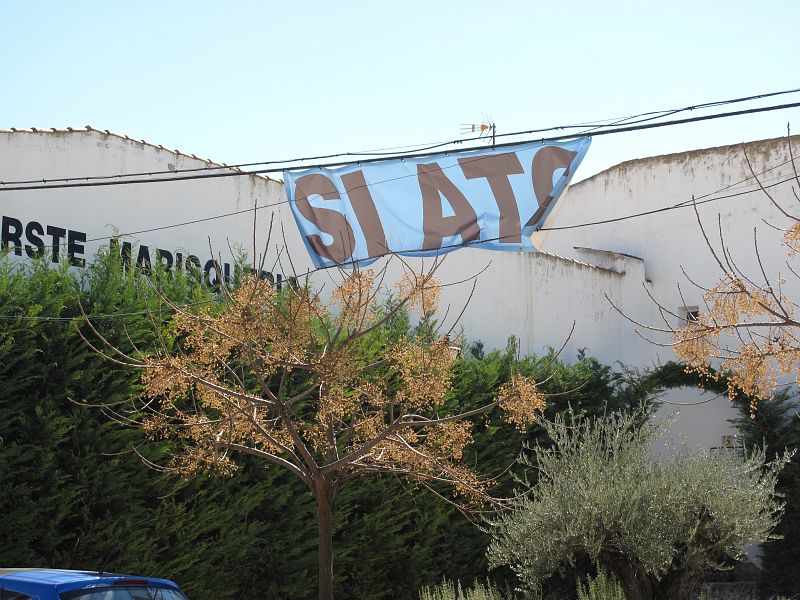 Los partidarios del almacén nuclear en Yebra han elegido el azul para sus pancartas reivindicativas