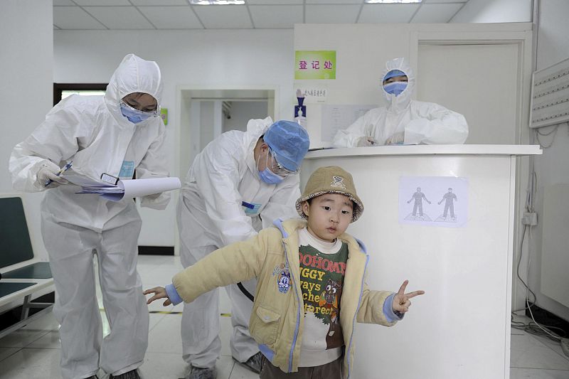 Un niño pasajero de un vuelo proveniente de Japón se somete a un control de radiactividad en el hospital militar Número 307 en Pekín, China.