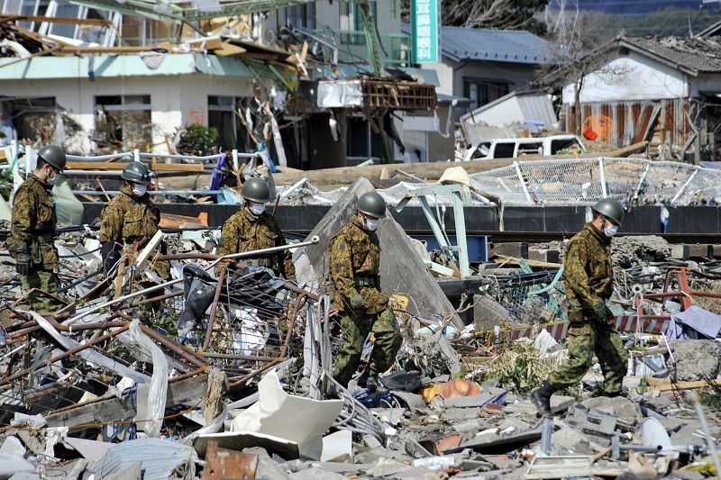 Miembros de las Fuerzas de autodefensa de Japón buscan entre los escombros en una de las calles de la devastada localidad de Ofunato en la prefectura de Iwate.