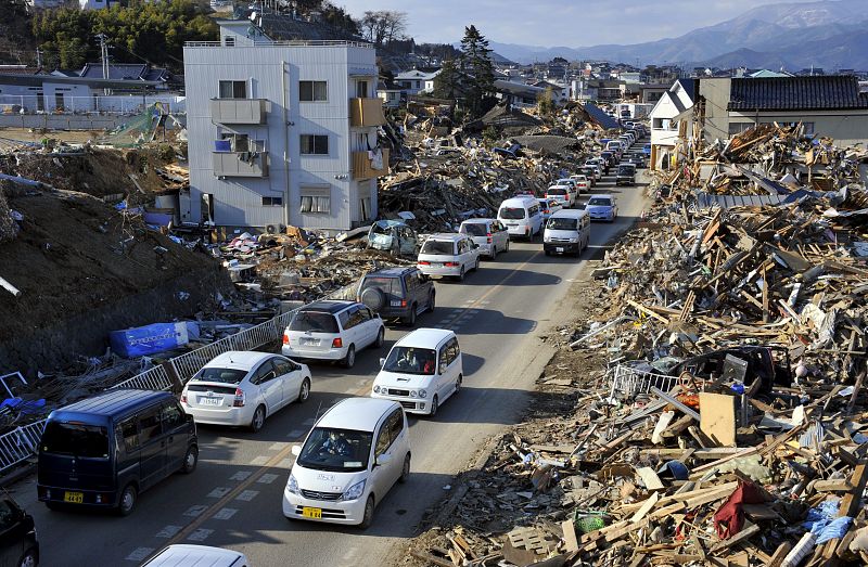 Vehículos permanecen parados en un atasco en las calles de Ofunato, en la prefectura de Iwate.