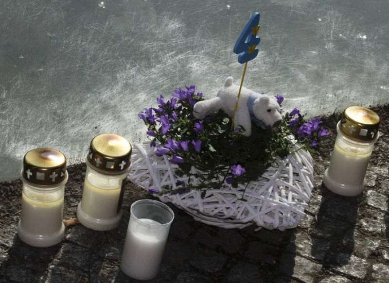 Knut se había convertido en la estrella del zoo de Berlin y muchos visitantes han querido homenajearle tras conocer la noticia de su muerte.