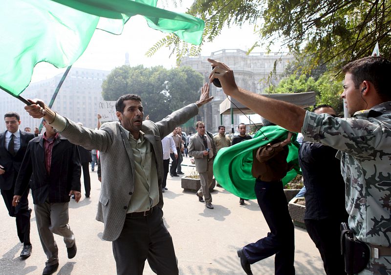 Varios manifestantes, en la plaza de Tahrir, en el Cairo.