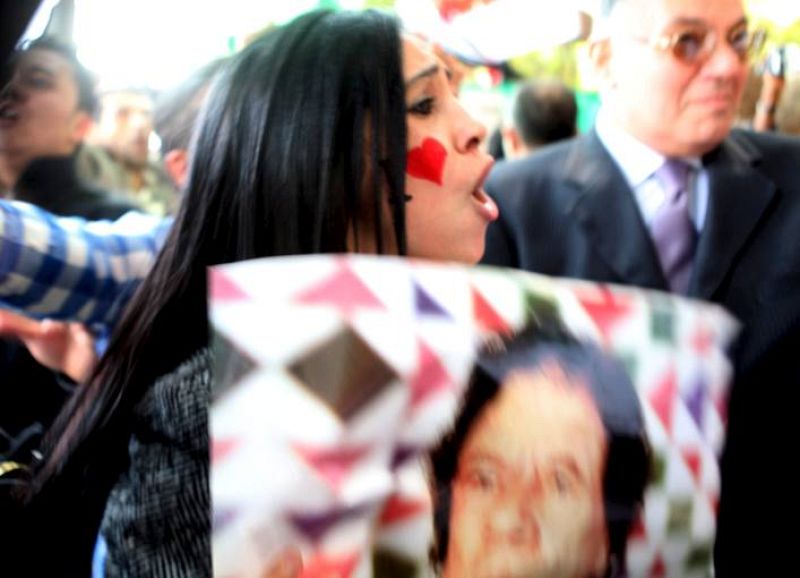 Varios manifestantes libios que apoyan al coronel Muamar al Gadafi increpan a Ban Ki-moon. afi increpan a Ban Ki-moon. 