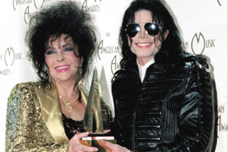 Taylor con Michael Jackson al que entregó un premio en 1993